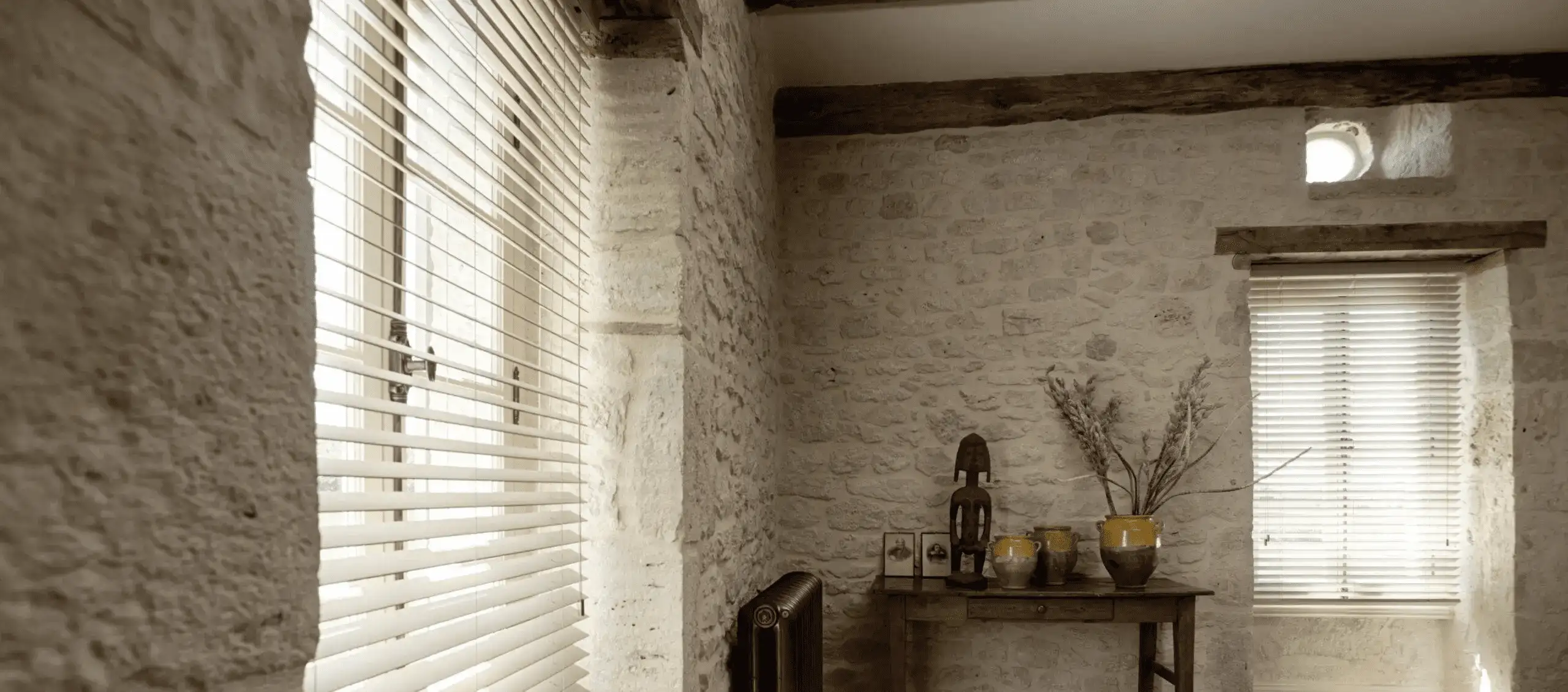 Luxe jaloezieën in hout of aluminium.