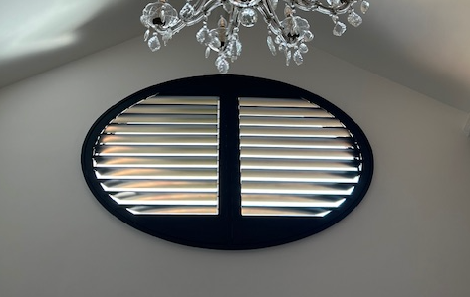 Zwarte shutters in slaapkamer