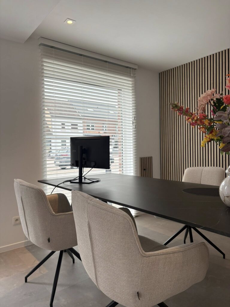 Witte jaloezieën kantoor