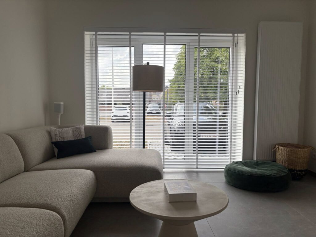 Witte jaloezieën in raamkader in Diepenbeek