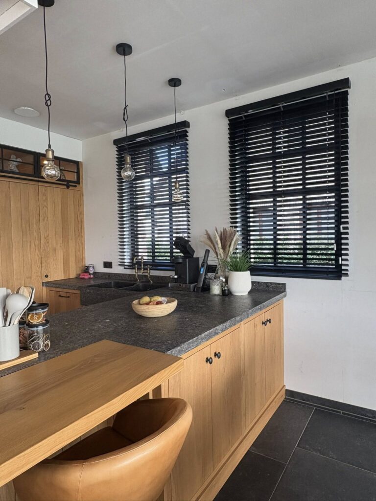 Zwarte lindehouten jaloezieën