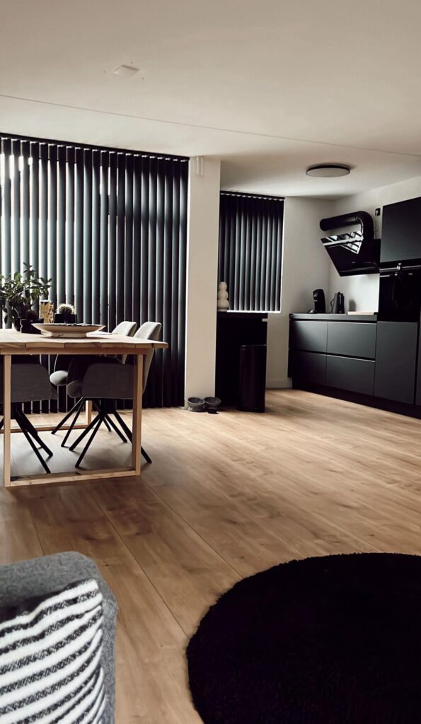 Zwarte verticale lamellen