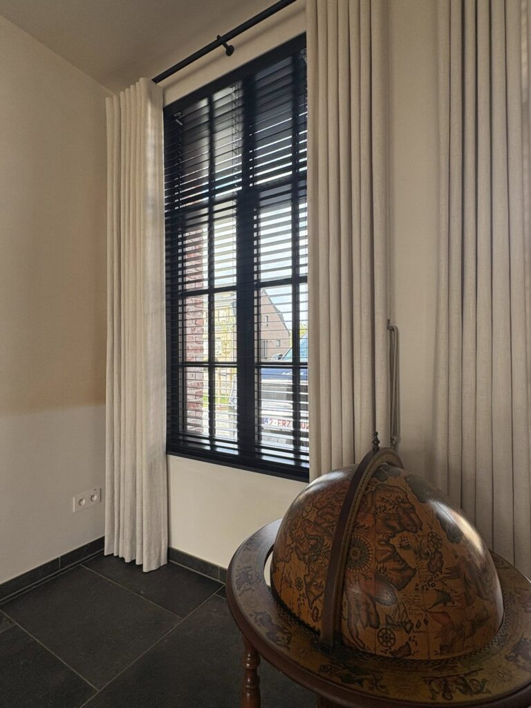 Zwarte lindehouten jaloezieën