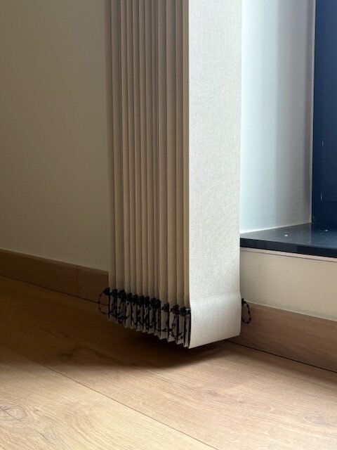 Polyster Verticale lamellen met zwarte bodemketting geplaatst te Riemst