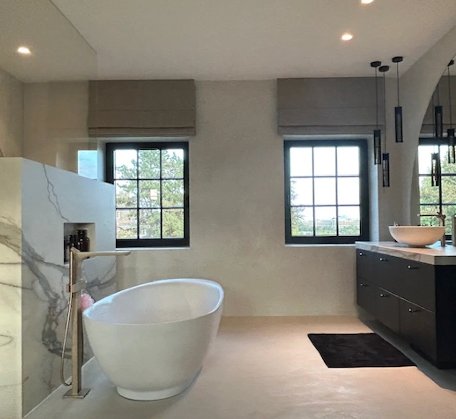 Vouwgordijnen op maat in moderne badkamer-raamdecoratie Limburg