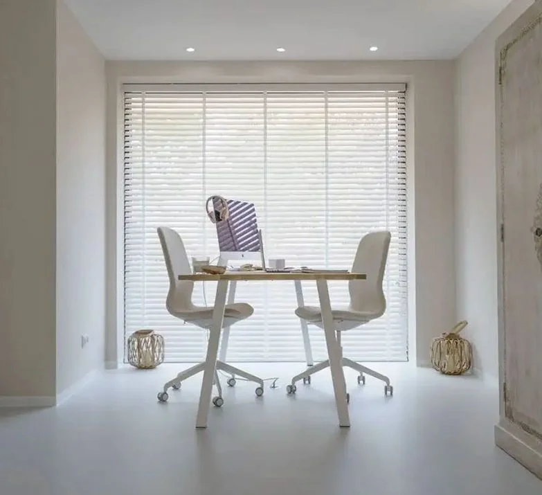 Witte jaloezieën met ladderband in modern interieur - raamdecoratie op maat Limburg