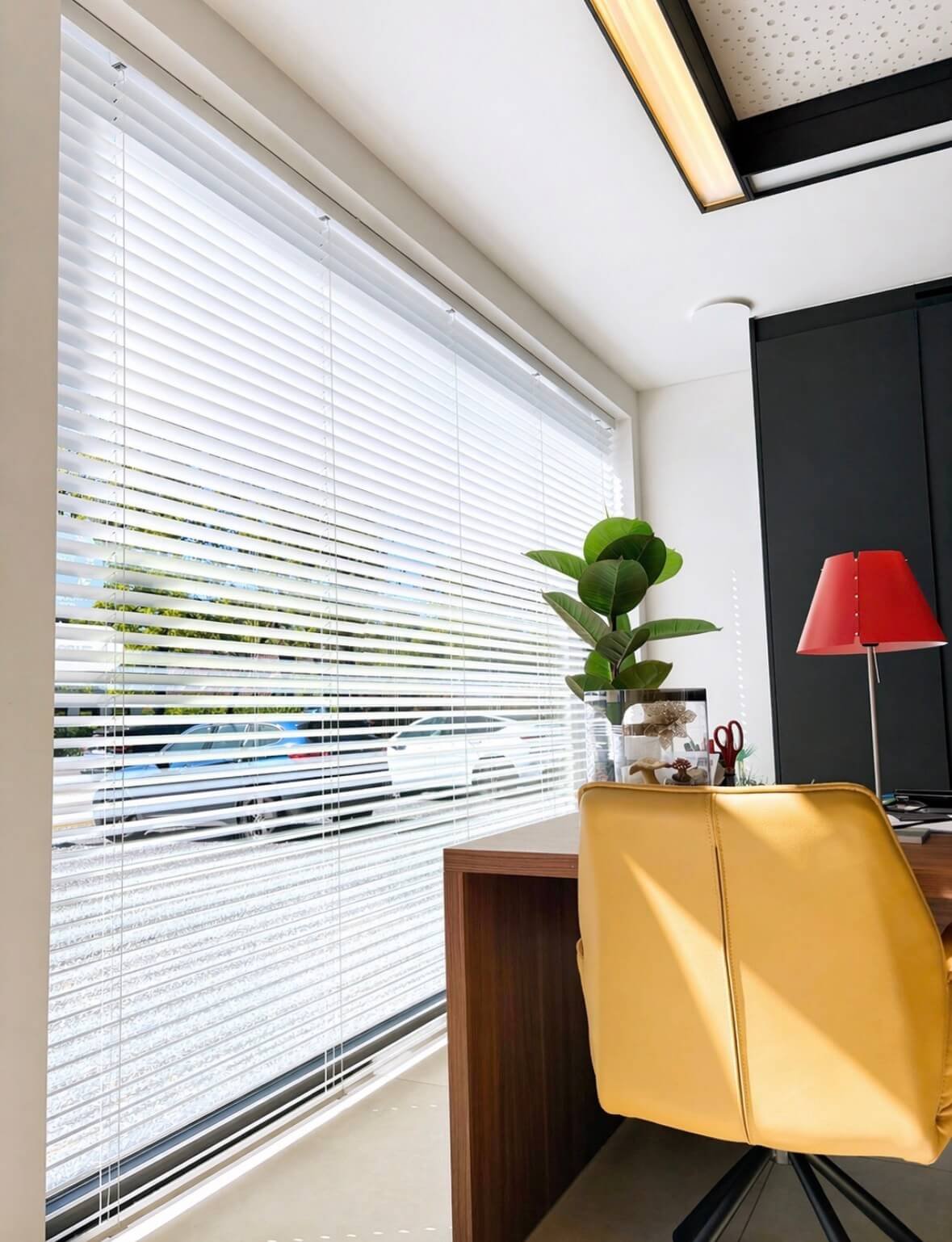Witte aluminium jaloezie voor groot raam in kantoor Hasselt