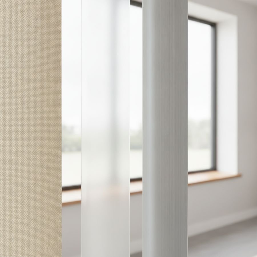 Drie soorten lamellen naast elkaar voor een groot raam, met stof-, pvc- en aluminiumstructuur.